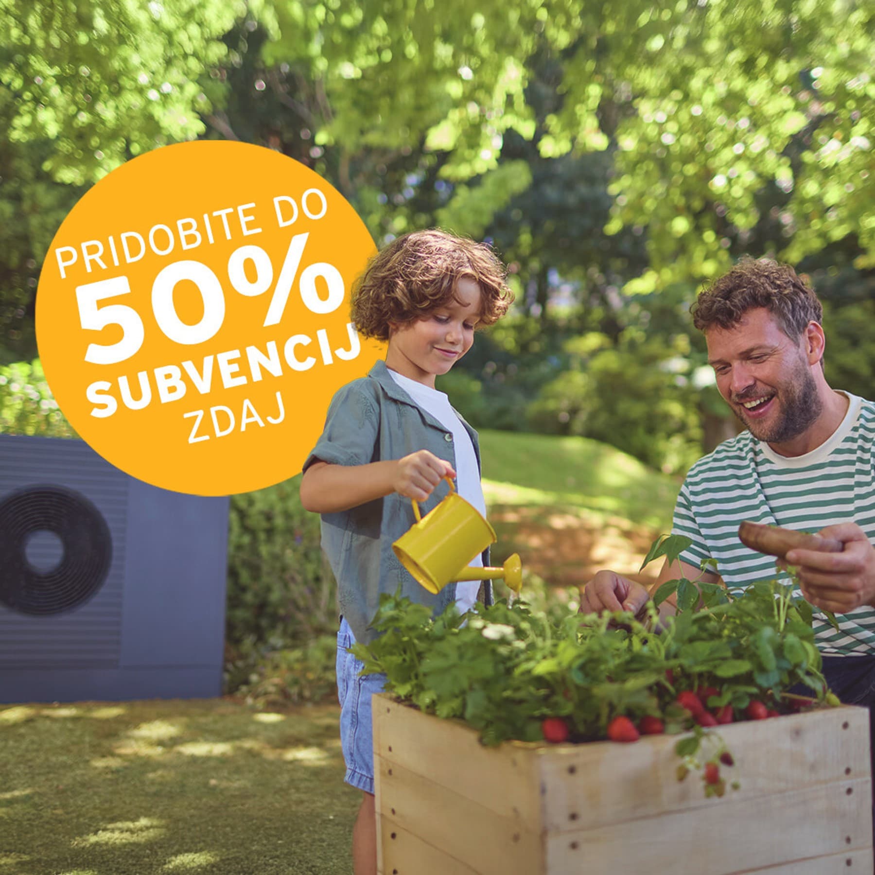 oče in otrok se igrata v vrtu pred toplotno črpalko. V ozadju napis 'Pridobite do 50% subvencij zdaj!'
