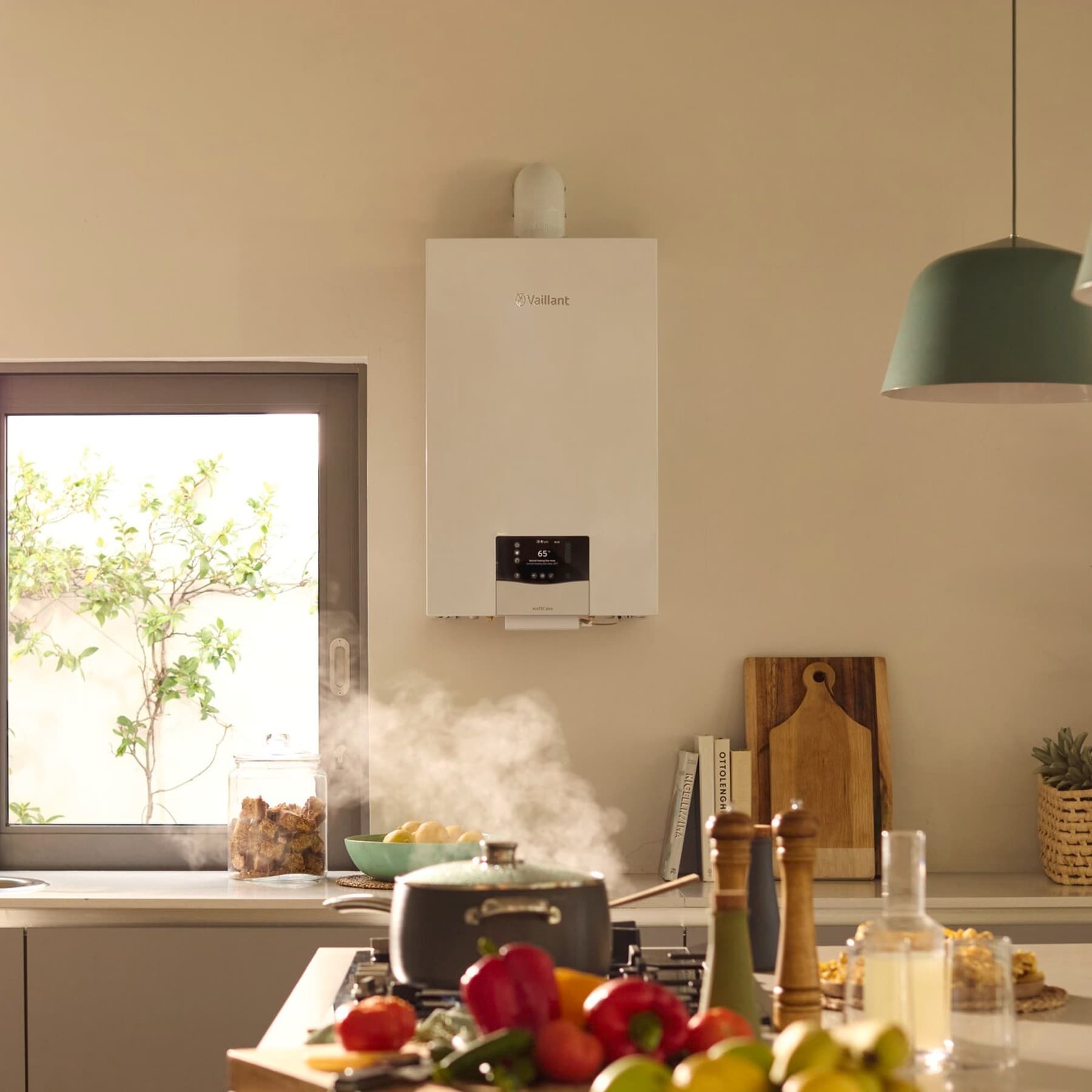 Družina kuha kosilo, na steni v ozadju je ecoTEC plus